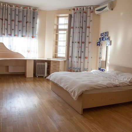 Two Bedroom Apartment With Balcony كييف المظهر الخارجي الصورة