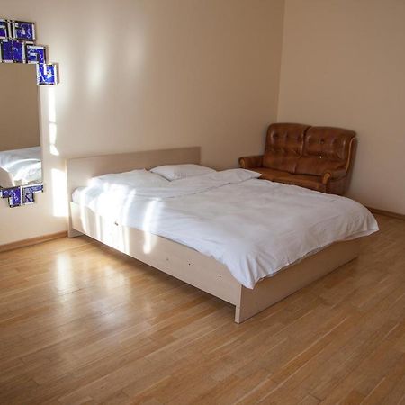 Two Bedroom Apartment With Balcony كييف المظهر الخارجي الصورة