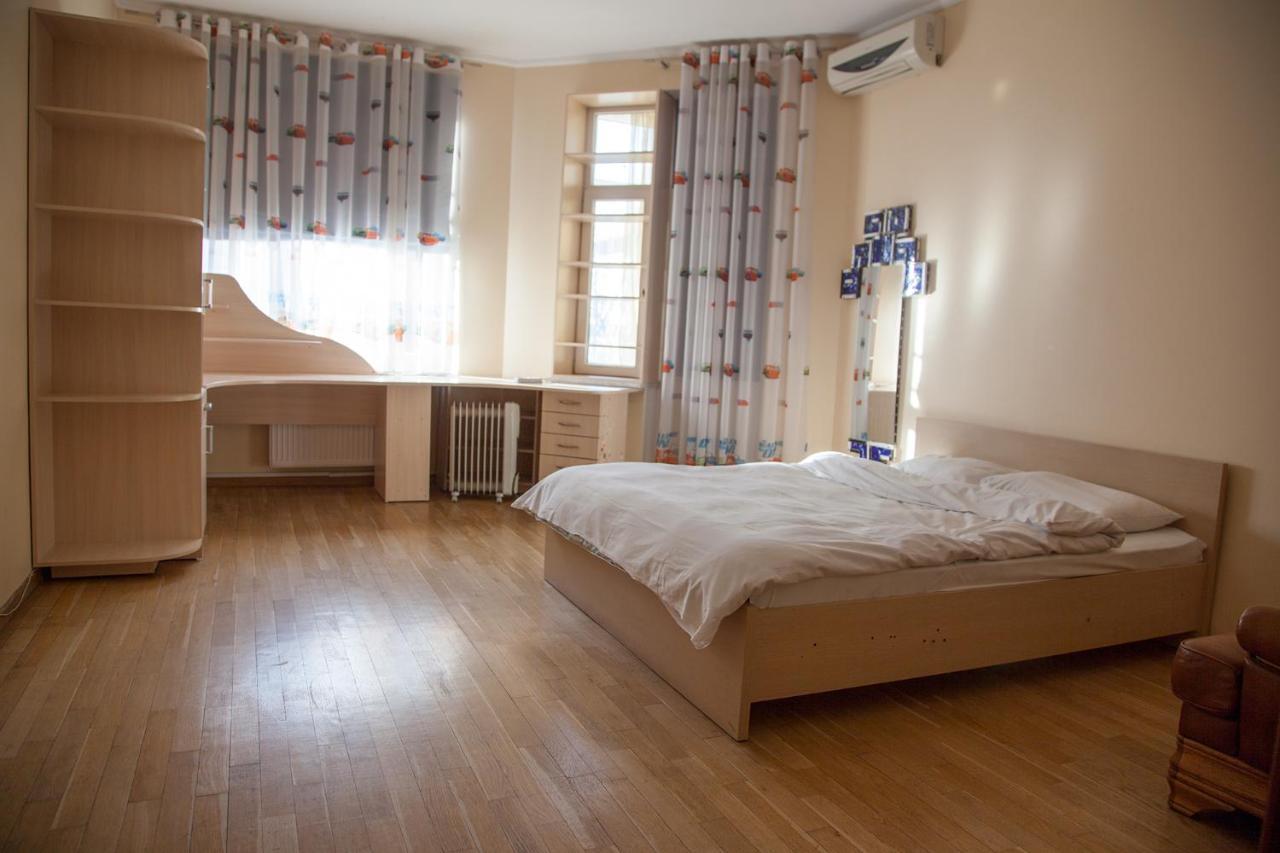 Two Bedroom Apartment With Balcony كييف المظهر الخارجي الصورة
