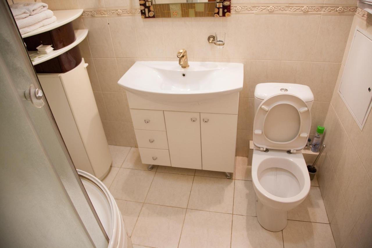 Two Bedroom Apartment With Balcony كييف المظهر الخارجي الصورة