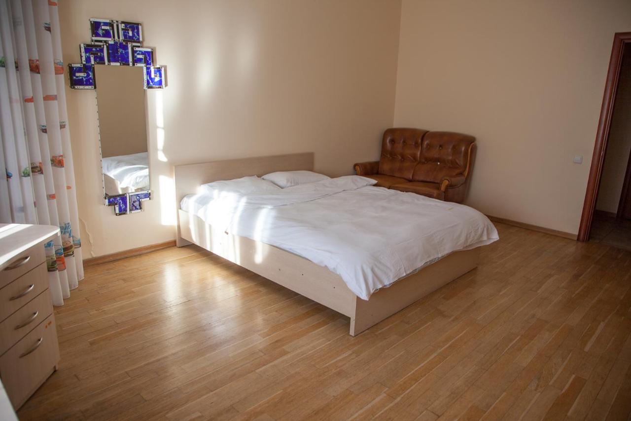 Two Bedroom Apartment With Balcony كييف المظهر الخارجي الصورة