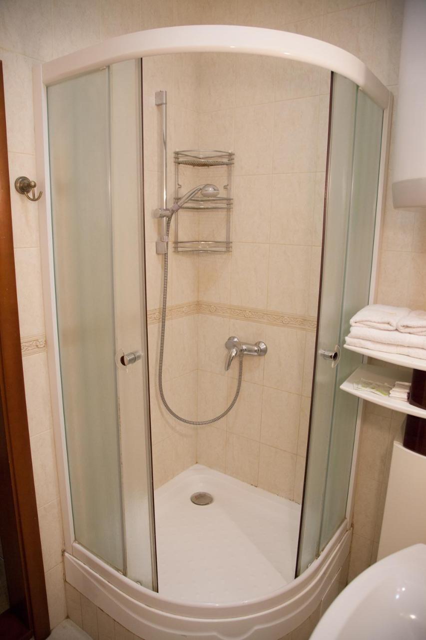 Two Bedroom Apartment With Balcony كييف المظهر الخارجي الصورة