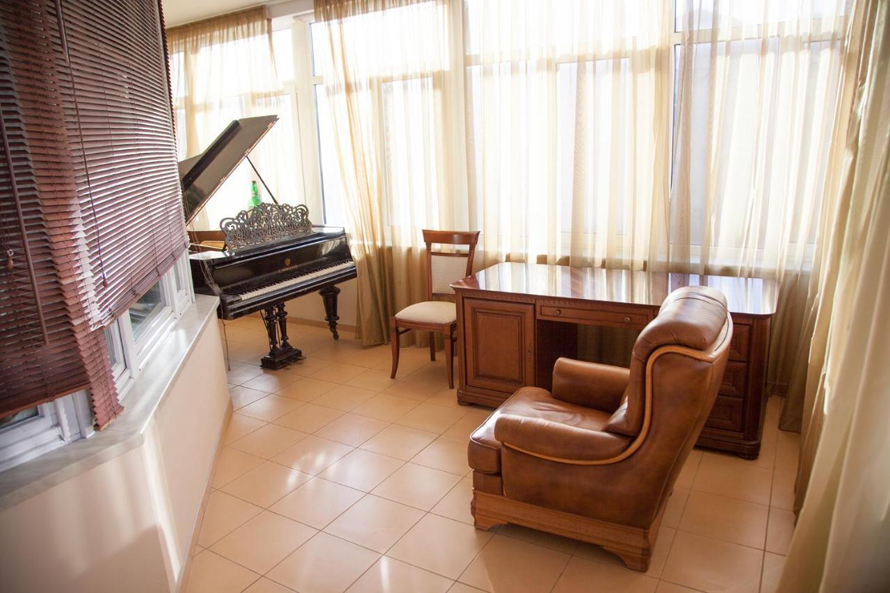 Two Bedroom Apartment With Balcony كييف المظهر الخارجي الصورة