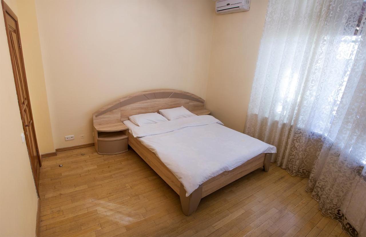 Two Bedroom Apartment With Balcony كييف المظهر الخارجي الصورة