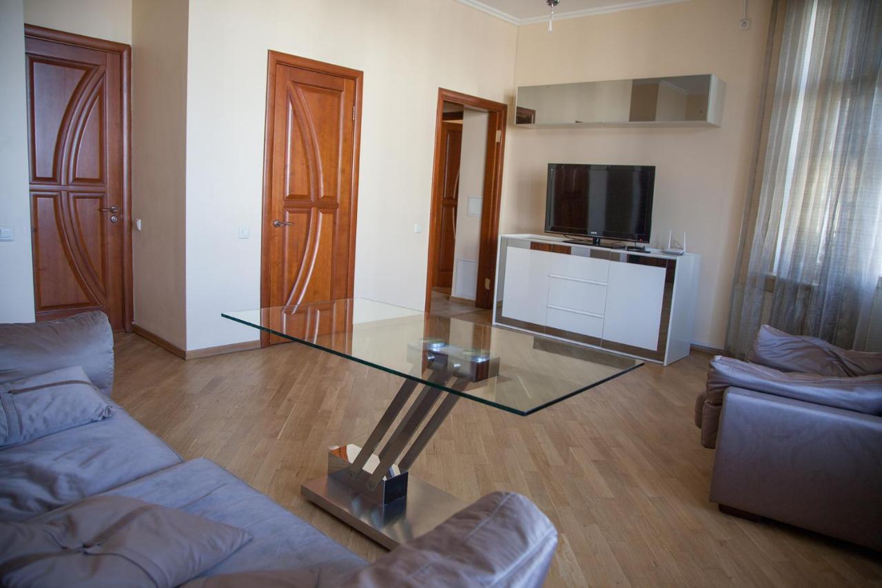 Two Bedroom Apartment With Balcony كييف المظهر الخارجي الصورة